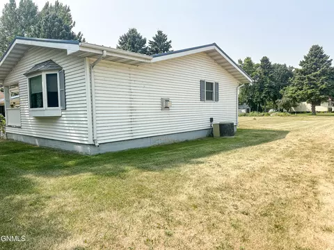Exterior - 402 4th Ave SW, Steele, ND 58482 photo 14 of 15