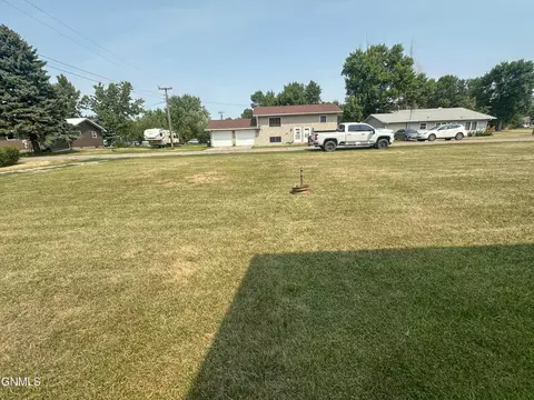 Exterior - 402 4th Ave SW, Steele, ND 58482 photo 11 of 15