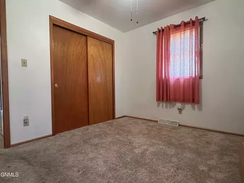 Bedroom - 402 4th Ave SW, Steele, ND 58482 photo 4 of 5