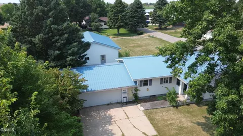 Exterior - 402 4th Ave SW, Steele, ND 58482 photo 3 of 15
