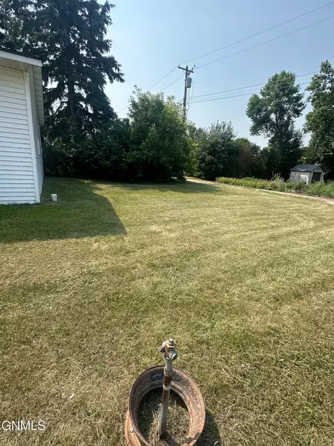 Exterior - 402 4th Ave SW, Steele, ND 58482 photo 9 of 15