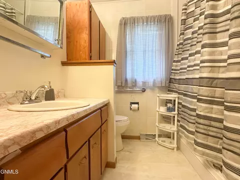 Bath - 402 4th Ave SW, Steele, ND 58482 photo 1 of 4