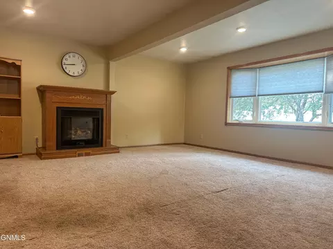 Living - 402 4th Ave SW, Steele, ND 58482 photo 1 of 4