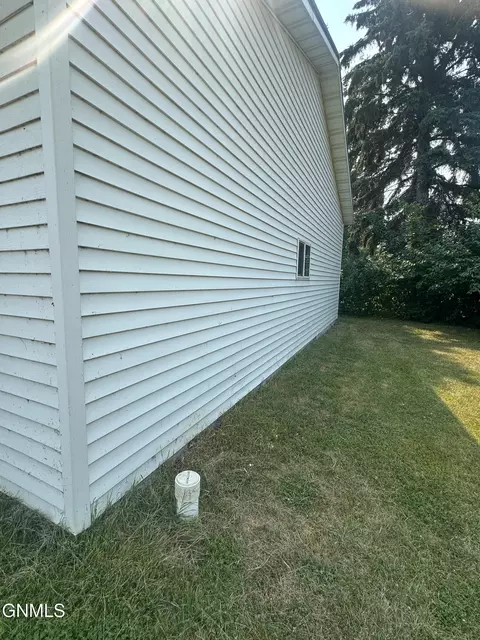 Exterior - 402 4th Ave SW, Steele, ND 58482 photo 10 of 15