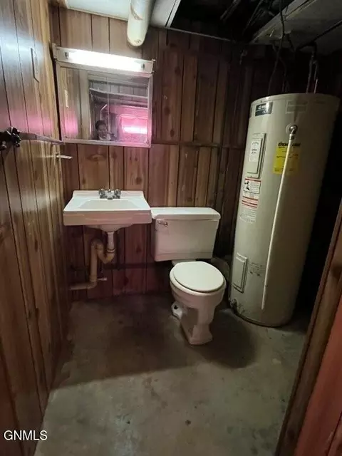Bath - 710 3rd Ave E, Mobridge, SD 57601 photo 3 of 3