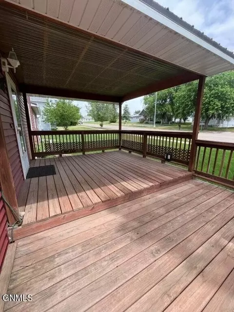 Exterior - 615 4th Ave E, Mobridge, SD 57601 photo 2 of 5