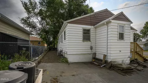 Exterior - 304 8th St NW, Mandan, ND 58554 photo 2 of 2