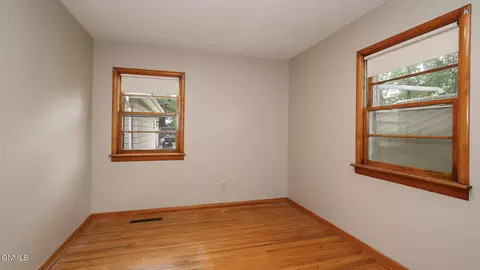 Bedroom - 304 8th St NW, Mandan, ND 58554 photo 3 of 4