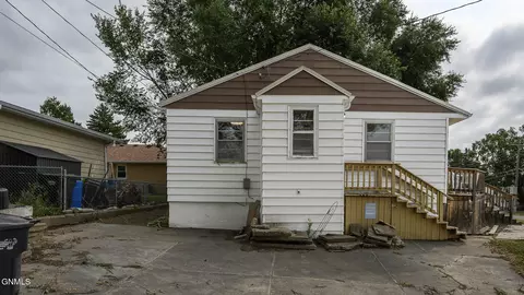 Exterior - 304 8th St NW, Mandan, ND 58554 photo 1 of 2