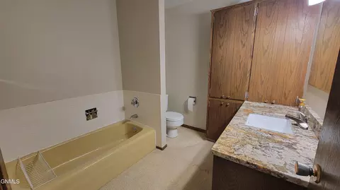 Bath - 103 Redstone Dr, Bismarck, ND 58503 photo 2 of 4