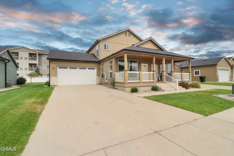 Exterior - 801 40th St E, Williston, ND 58801 photo 2 of 4