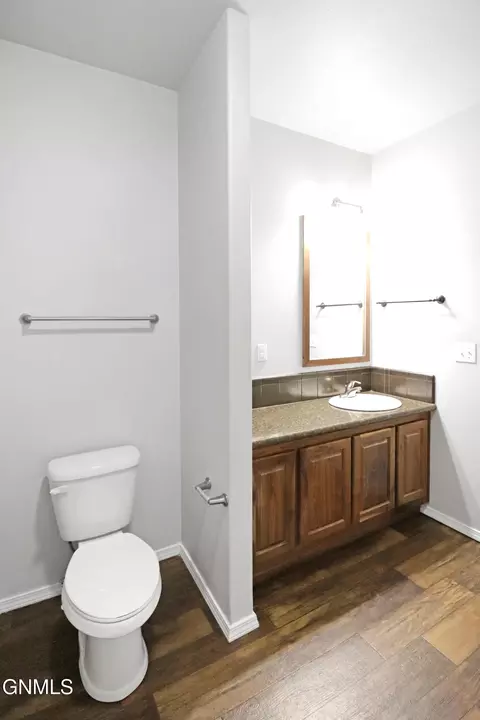 Bath - 801 40th St E, Williston, ND 58801 photo 2 of 5