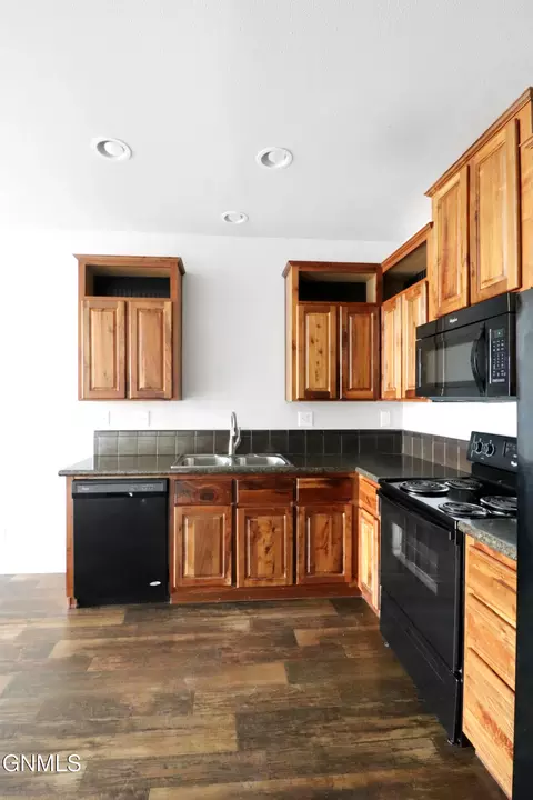 Kitchen - 801 40th St E, Williston, ND 58801 photo 2 of 4