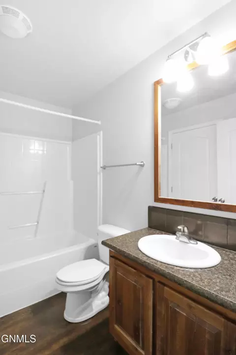 Bath - 801 40th St E, Williston, ND 58801 photo 5 of 5