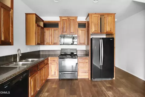 Kitchen - 801 40th St E, Williston, ND 58801 photo 3 of 4