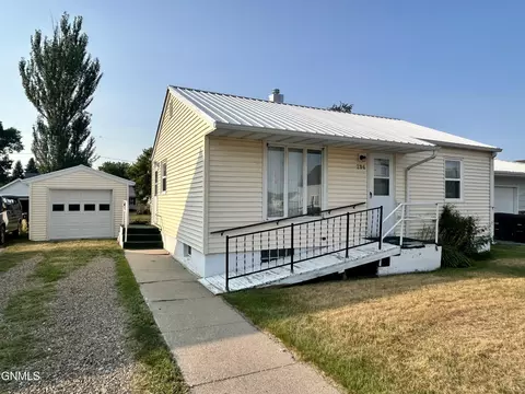 206 Roosevelt Ave, Underwood, ND 58576