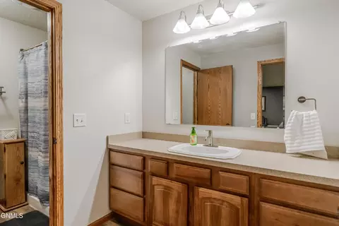 Bath - 6260 28th Ave SE, Lincoln, ND 58504 photo 6 of 9