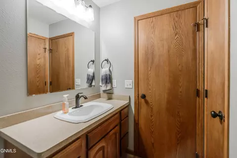 Bath - 6260 28th Ave SE, Lincoln, ND 58504 photo 3 of 9