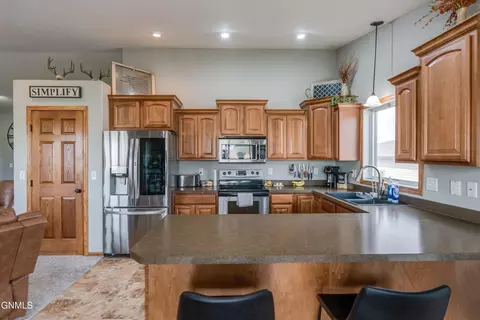 Kitchen - 6260 28th Ave SE, Lincoln, ND 58504 photo 4 of 7