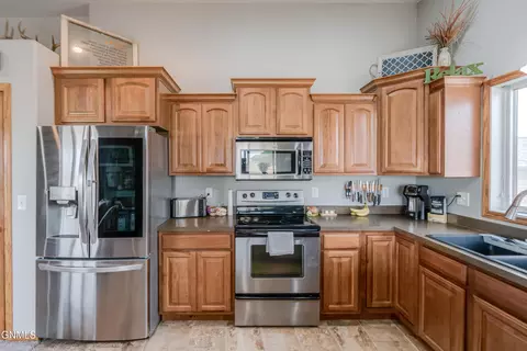 Kitchen - 6260 28th Ave SE, Lincoln, ND 58504 photo 5 of 7