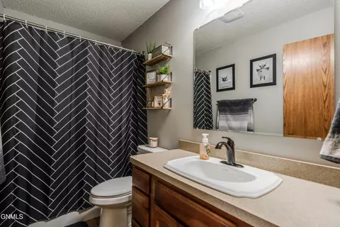 Bath - 6260 28th Ave SE, Lincoln, ND 58504 photo 1 of 9