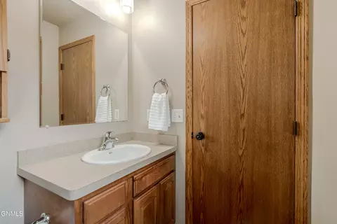 Bath - 6260 28th Ave SE, Lincoln, ND 58504 photo 5 of 9