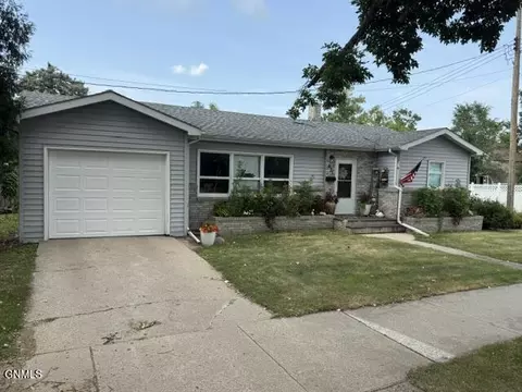 421 4th St NE, Valley City, ND 58072