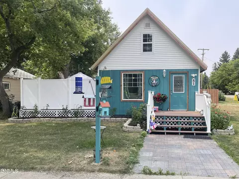 81 4th Ave E, Makoti, ND 58756