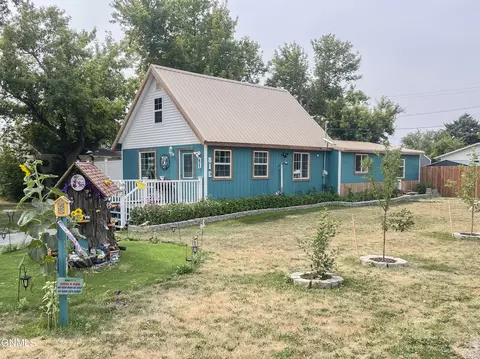 Exterior - 81 4th Ave E, Makoti, ND 58756 photo 1 of 9