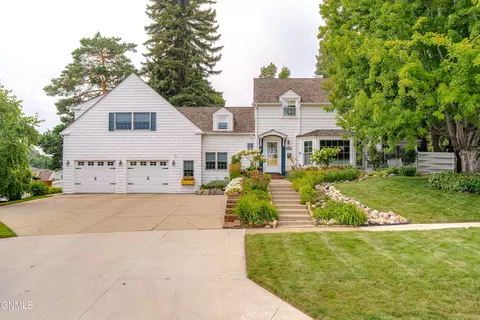 826 1st St N, Bismarck, ND 58501