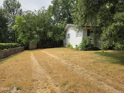Exterior - 1077 4th Ave E, Dickinson, ND 58601 photo 2 of 5