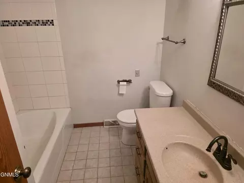 Bath - 1077 4th Ave E, Dickinson, ND 58601 photo 1 of 2