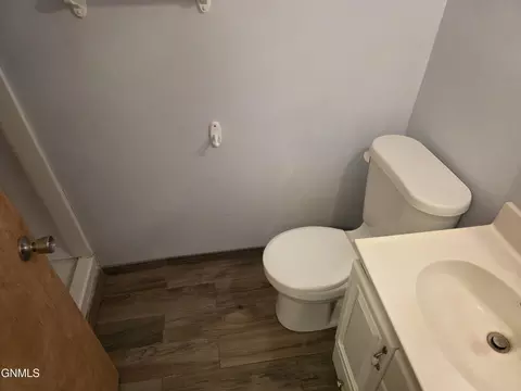 Bath - 1077 4th Ave E, Dickinson, ND 58601 photo 2 of 2