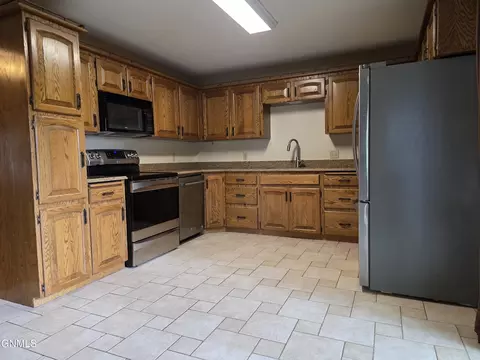 Kitchen - 1077 4th Ave E, Dickinson, ND 58601 photo 1 of 2