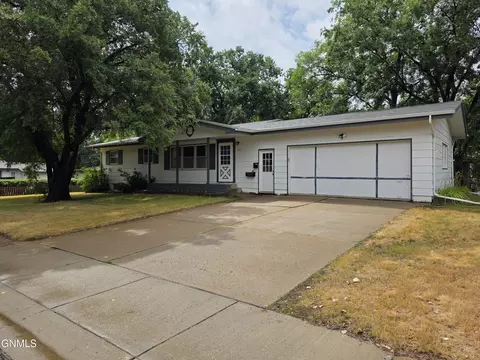 Exterior - 1077 4th Ave E, Dickinson, ND 58601 photo 1 of 5