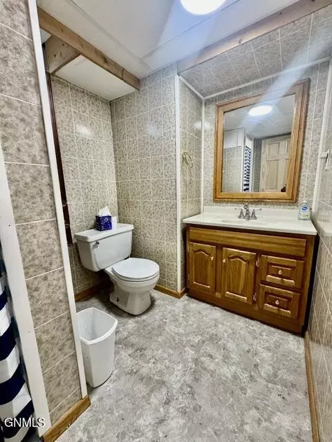 Bath - 703 17th Ave W, Williston, ND 58801 photo 6 of 8
