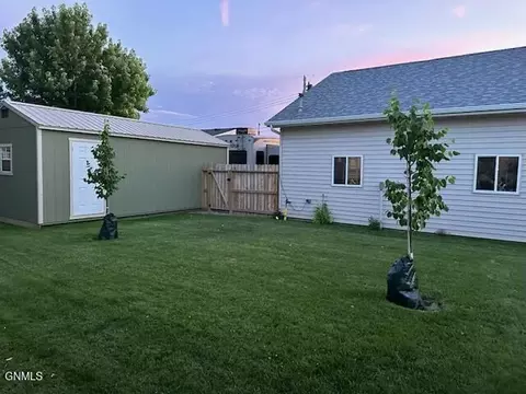 Exterior - 703 17th Ave W, Williston, ND 58801 photo 3 of 5