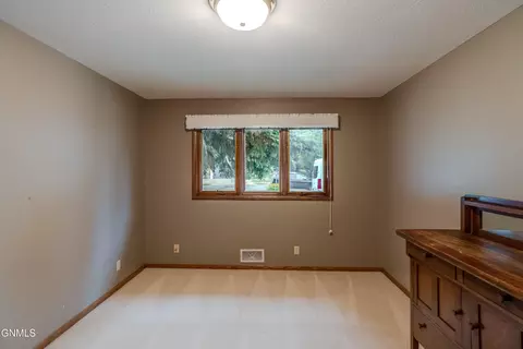 Bedroom - 237 Redstone Dr, Bismarck, ND 58503 photo 4 of 8