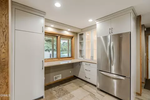 Kitchen - 237 Redstone Dr, Bismarck, ND 58503 photo 4 of 9