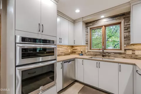 Kitchen - 237 Redstone Dr, Bismarck, ND 58503 photo 7 of 9