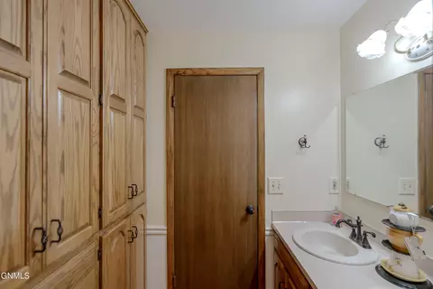 Bath - 237 Redstone Dr, Bismarck, ND 58503 photo 2 of 4