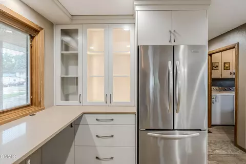 Kitchen - 237 Redstone Dr, Bismarck, ND 58503 photo 5 of 9