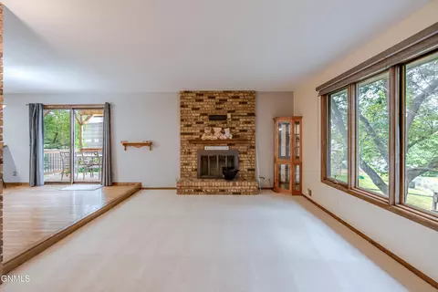 Living - 237 Redstone Dr, Bismarck, ND 58503 photo 3 of 8