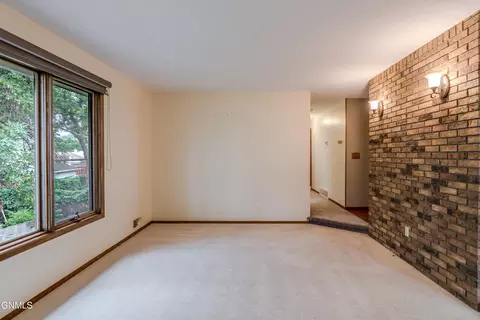 Living - 237 Redstone Dr, Bismarck, ND 58503 photo 5 of 8