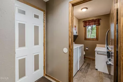Entry Way - 237 Redstone Dr, Bismarck, ND 58503 photo 7 of 9