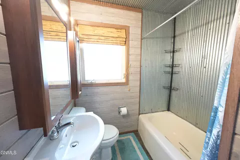 Bath - 506 13th Ave W, Williston, ND 58801 photo 1 of 2