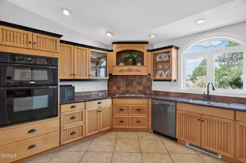 Kitchen - 1215 20th Ave E, Williston, ND 58801 photo 4 of 5