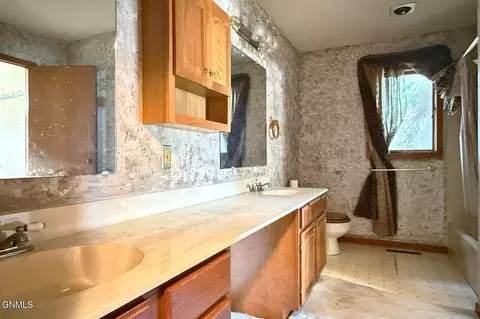 Bath - 2353 18th Cir W, Williston, ND 58801 photo 2 of 4