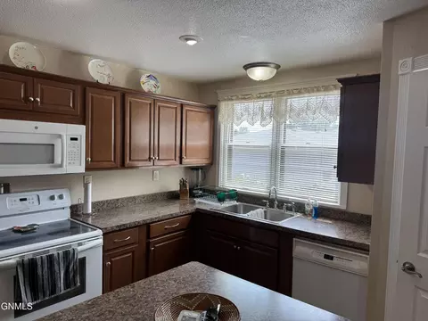 Kitchen - 201 4th St NW, Beulah, ND 58523 photo 2 of 8