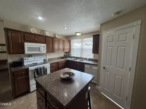 Kitchen - 201 4th St NW, Beulah, ND 58523 photo 3 of 8